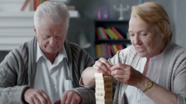 yaşlı çift masa oyunları oynama