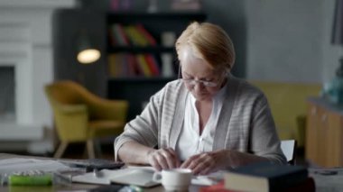 yaşlı kadın faturaları hakkında endişelenir. o Hesap makinesinde dikkate alır ve altüst olur