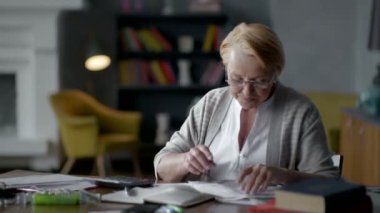 yaşlı kadın faturaları hakkında endişelenir. tüm iyi anlıyor. sakinleştirir, özgürce nefes