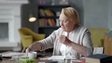 yaşlı kadın kendini kötü hissediyor, bir hap alır ve çok daha iyi hissediyor