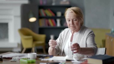 yaşlı kadın kendini kötü hissediyor, bir hap alır ve çok daha iyi hissediyor