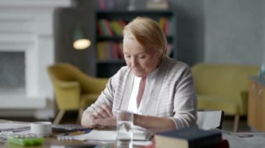 Mutsuz sorunlu yaşlı kadın inanmazlıkla bir hap görünüyor. Tıbbi ilaç almak istemiyorum