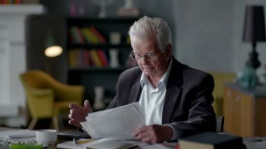 Komuta sizde ve onun faturalarını. Hesap makinesinde dikkate alır ve övünmek