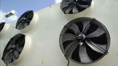 modern bir bitki büyük endüstriyel fanlar. Slider ile ateş