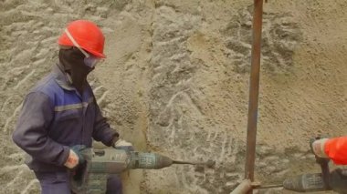 Jackhammer işçisi çekiç taş duvar