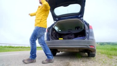 sürücü yardım bulmaya çalışırken bir kırık araba ile otostop, hiçbir şey depresif hes, geliyor