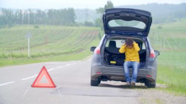 Öfke adamı boş kırsal yol aşağı kırık arabası ile hayal kırıklığına