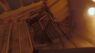 Grunge karanlık endüstriyel döner merdiven