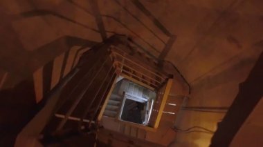 Grunge karanlık endüstriyel döner merdiven