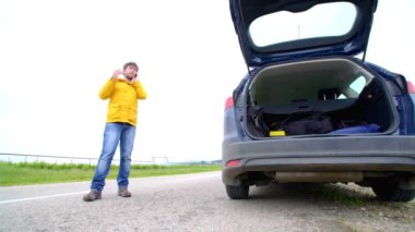 Öfke adam ile onun kırık araba hasar ışıkları ile ulaşmaya aşağı ama sinyali yok