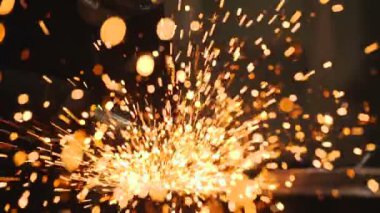 Endüstriyel değirmeni, yavaş hareket kullanarak alt