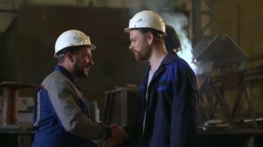 Kavganın iki mühendislerince kaynak işlemi önünde el sallamak