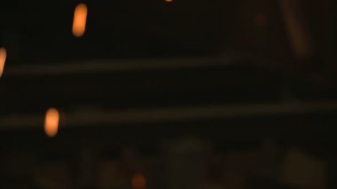 Metal ağır çekimde kesme düşen kıvılcımlar