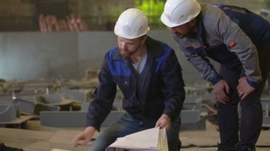 Mühendisler planları binasında bakmak ve ağır sanayi fabrikası inşaat aşamalarında tartışmak