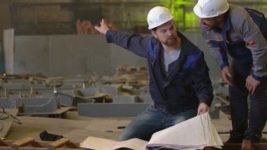 Mühendisler planları binasında bakmak ve ağır sanayi fabrikası inşaat aşamalarında tartışmak