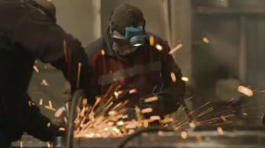 Ağır sanayi fabrika işçisi taşlama