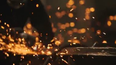 Ağır sanayi fabrika işçisi taşlama