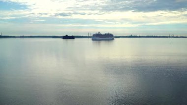 Hava atış büyük yolcu feribot yelken gölde yaz gündoğumu yelken