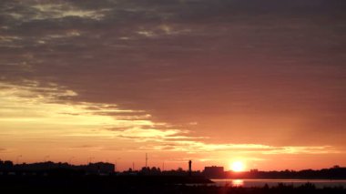 Zaman atlamalı kargo gemisi günbatımında yelken