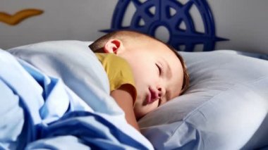 Beş yaşından küçük çocuk yatakta uyuyor