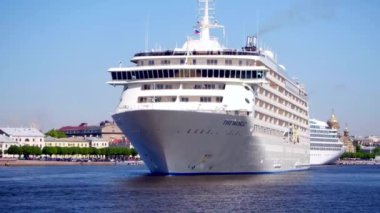 Rusya Finlandiya Körfezi-12 Haziran 2016: büyük yolcu feribot yelken yelkenli gölü etrafında bizimkiler yaşar