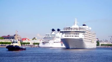 Rusya Finlandiya Körfezi-12 Haziran 2016: büyük yolcu feribot yelken yelkenli gölü etrafında bizimkiler yaşar