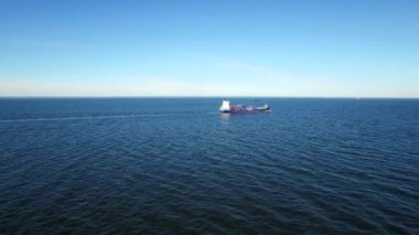 Kargo nakliye gemisi denizde yelken üzerinde havadan görünümü