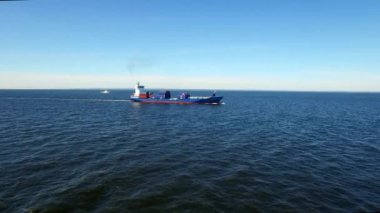 Rusya Finlandiya Körfezi-12 Haziran 2016: Kargo taşıması üzerinden hava görünümünü gemi yelken