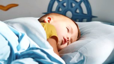 Beş yaşından küçük çocuk yatakta uyuyor
