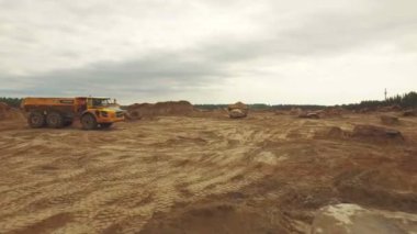 Rusya St.Peterburg - 21 Haziran: düşük bir yere şantiye kamyon ve ekskavatör ile havadan görünümü