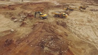 Rusya St.Peterburg - 21 Haziran: kamyon ve Ekskavatör göl ve orman yakınında bir yere inşaat sitesinin havadan görünümü