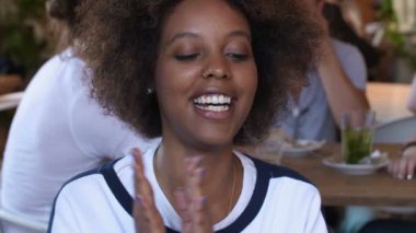 Sohbet ve birlikte kafede çalışan neşeli çeşitli uluslararası öğrenci grubu. Siyah kız başarı ve gülümseyen hoşlanır