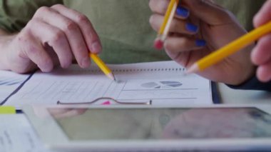 Masa başında çalışma ve grafik analiz genç insanların ellerini kapatın