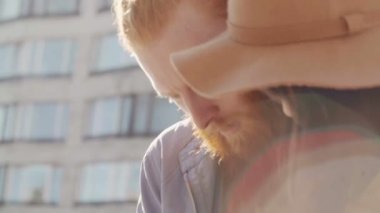 Kayıp bir genç çift turist ile şehrin yönde arıyorum smartphone