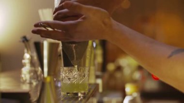 Yeşil kokteyl sallayarak barmen kadar kapatın