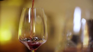 Kırmızı şarap cam içine dökülür kadar yakın çubuk