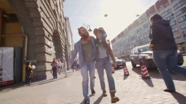 Rusya, Saint-Petersburg 280916: Bir iki sokakta birbirimizi günbatımı güneş patlaması ile sarılma bir yürüyüş zevk teen hipster arkadaş ön görünüm