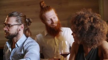 Siyah seksi kızı barda tanışmak için zencefil hipster adam