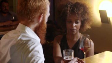 Zencefil hipster adam barda tanışmak siyah seksi kızı. Onlar içki şarap ve gülüyor