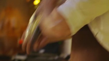 Alkollü kokteyl sallayarak barmen kadar kapatın