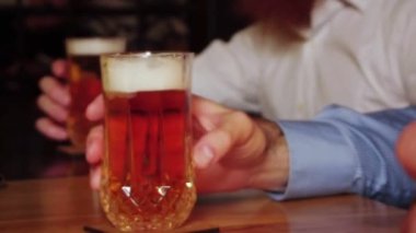 İnsanların önünde çubuğundaki dinlenme lager bir bardak üzerinde kapat