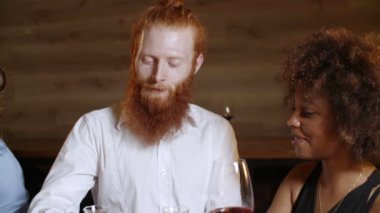 Kızıl Sakal ile Norveç hipster zarif bir barda güzel bir siyah kadınla flört ediyor. Ona bir içki satın