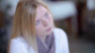 Limonata içmek ve kafede elele çift kapatın