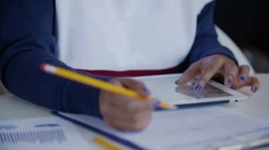 Portret genç yalnız güzel siyah kadın öğrenci ödevini Cafe tarafından boğulmuş