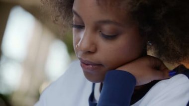 Portret genç yalnız güzel siyah kadın öğrenci ödevini Cafe tarafından boğulmuş. O elinde bir kalem twirling