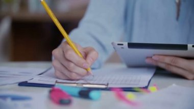 Portret genç yalnız güzel seksi Asyalı kadın öğrenci ödevini Cafe tarafından boğulmuş