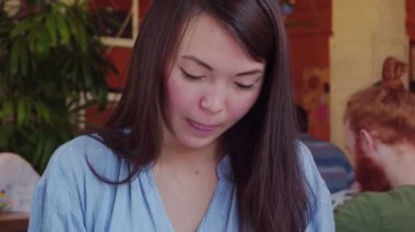 İki neşeli kız - Asya ve siyah, sohbet ve birlikte kafede çalışan