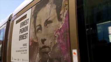 Fransa Nice - Ağustos 2016: Bir modern Fransız tramvay, Nice merkezinde güzel afiş