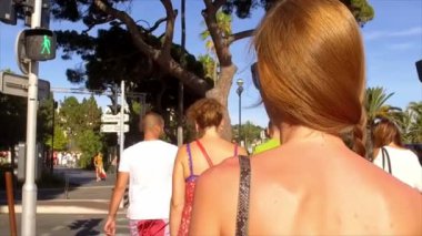 Fransa Nice-28 Temmuz: genç kadın gider bir yaya geçidi. Arkadan görüntülemek