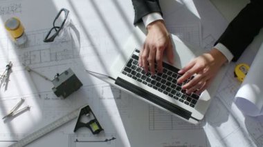 En iyi dizüstü bilgisayar klavye güneş Beyaz ofisinde yazarak genç işadamı el görünümünü kapat